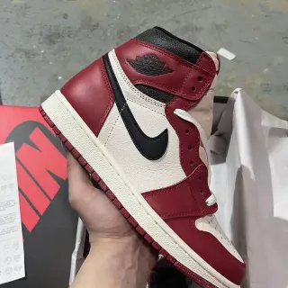 Tênis de basquete Air Jordan 1 High vermelho e off-white