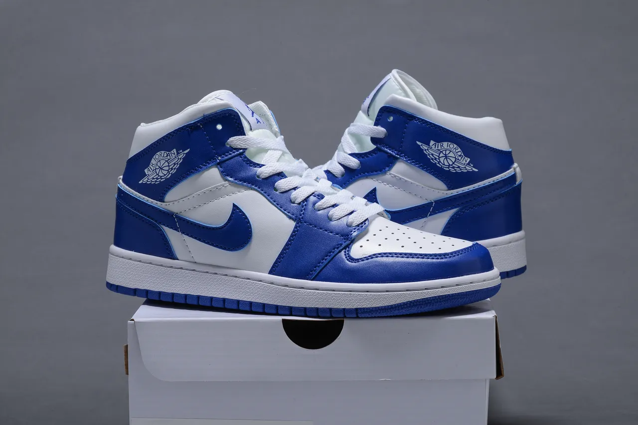 حذاء كرة السلة Air Jordan 1 High باللونين الأزرق الملكي والأبيض 2