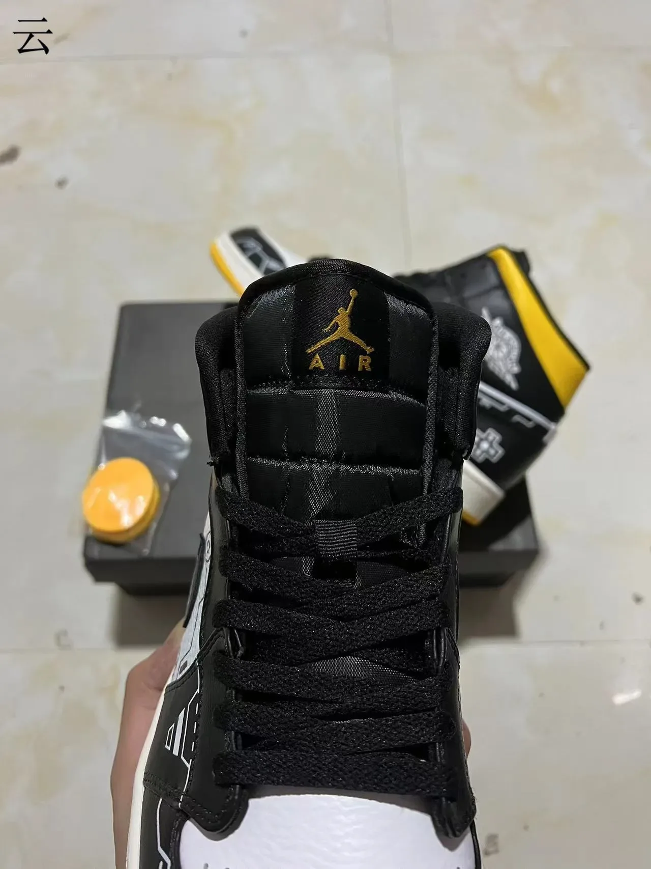 Air Jordan 1 High Top Circuit Board Graphic أحذية كرة السلة أسود أبيض أصفر 4