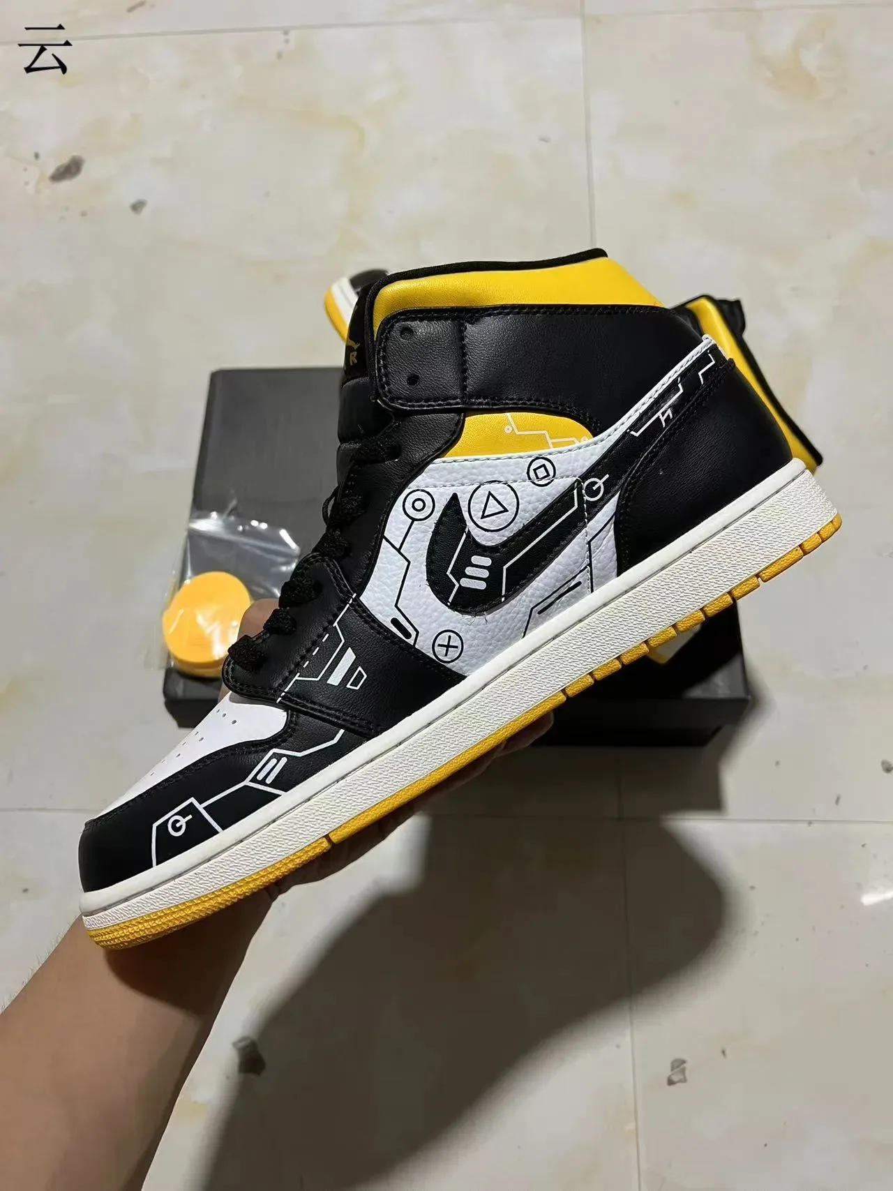 Air Jordan 1 High Top Circuit Board Graphic أحذية كرة السلة أسود أبيض أصفر 5