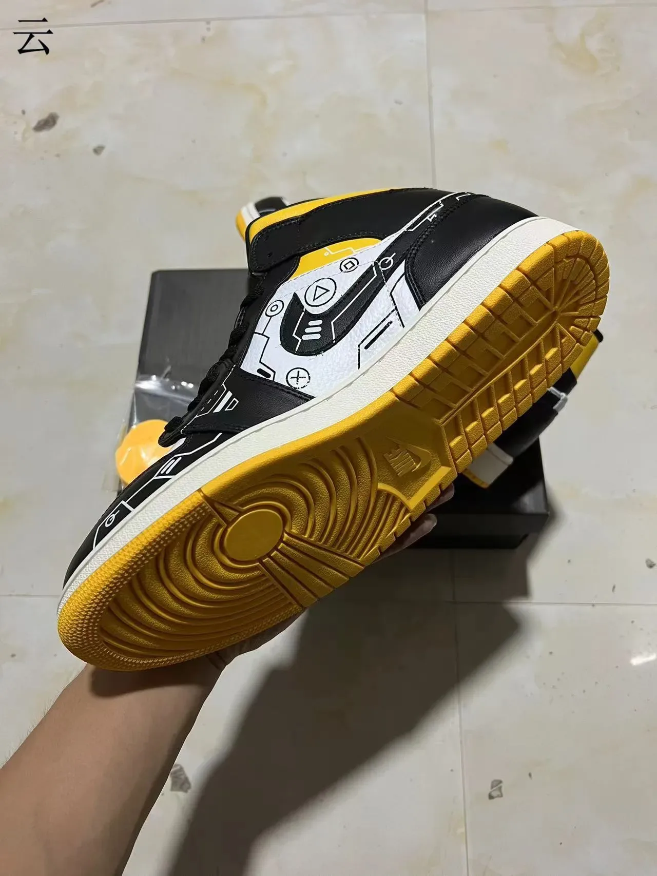 Air Jordan 1 High Top Circuit Board Graphic أحذية كرة السلة أسود أبيض أصفر 6