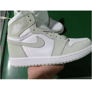 Tênis de basquete Air Jordan 1 High branco e verde-sálvia