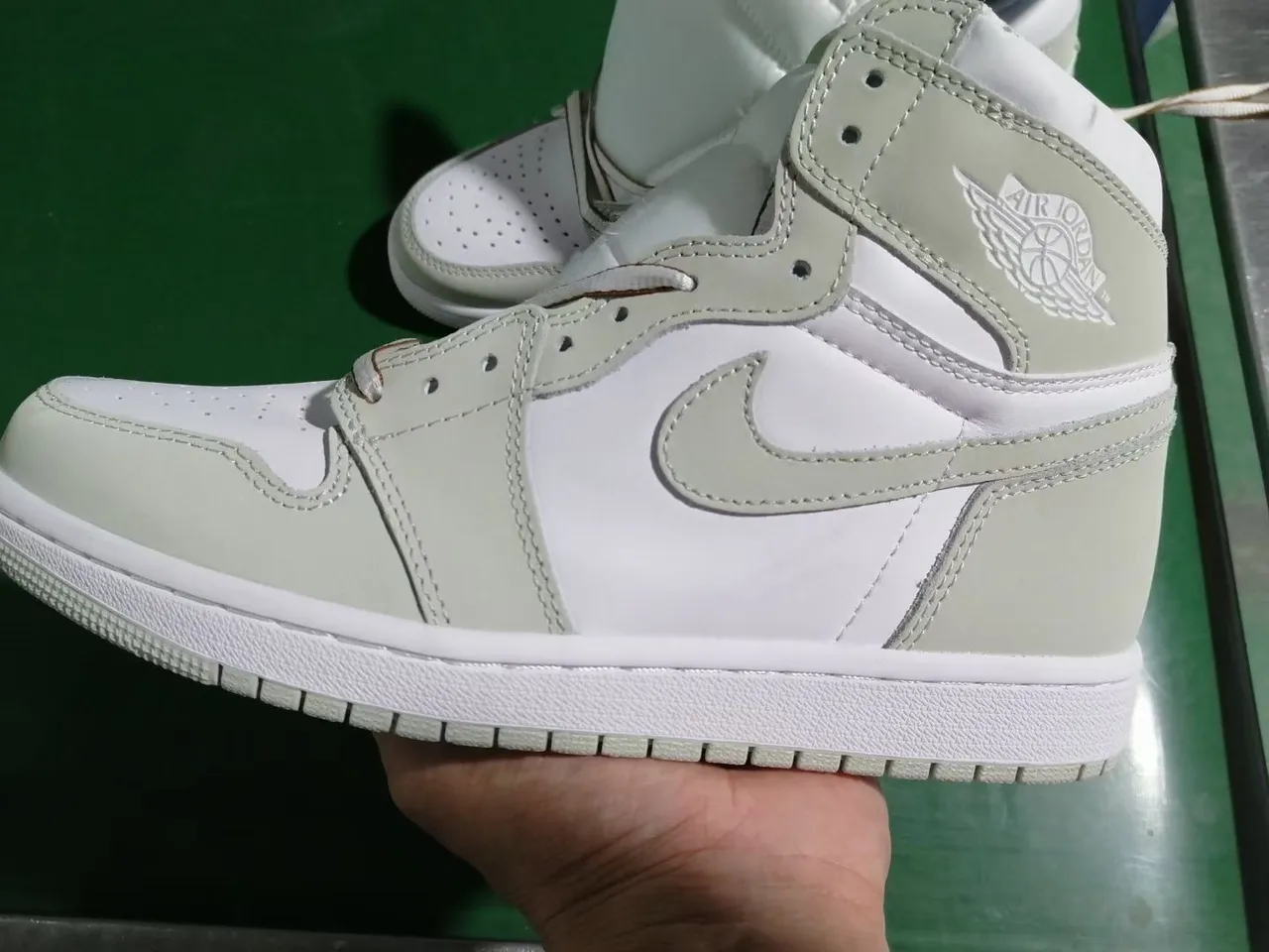 حذاء كرة السلة Air Jordan 1 High باللونين الأبيض والأخضر المريمي 2