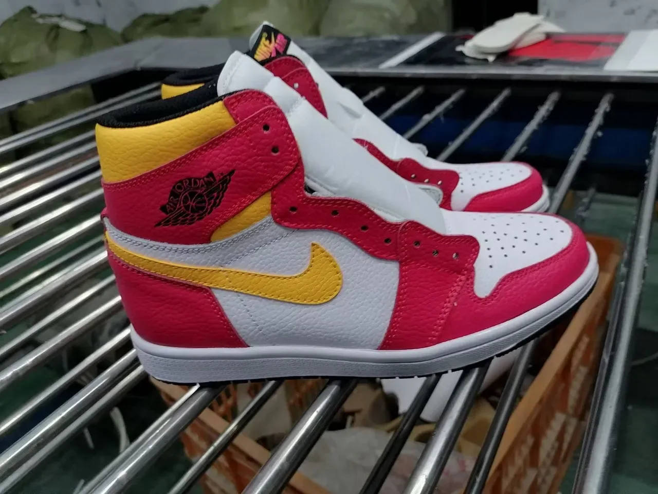 Air Jordan 1 High Blanc Rose Jaune Chaussures de Basketball 2