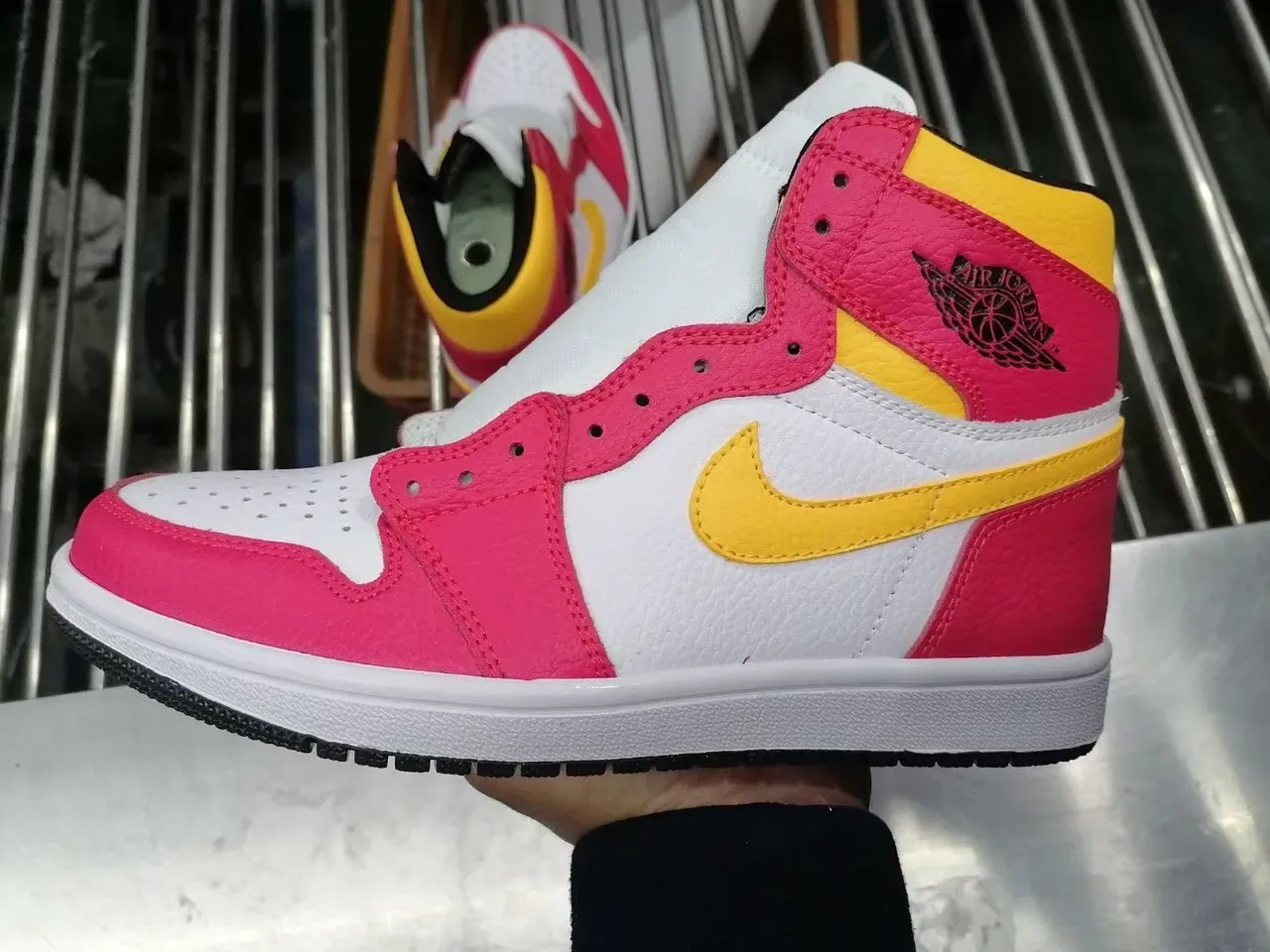 Air Jordan 1 High Blanc Rose Jaune Chaussures de Basketball 3