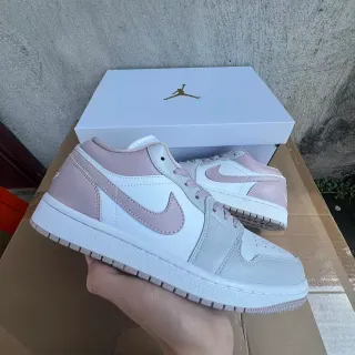 Air Jordan 1 Low tênis lifestyle branco e rosa seco