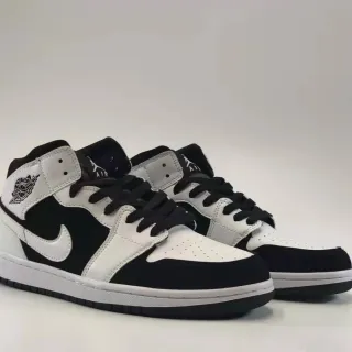 Air Jordan 1 Mid 黑色和白色篮球鞋
