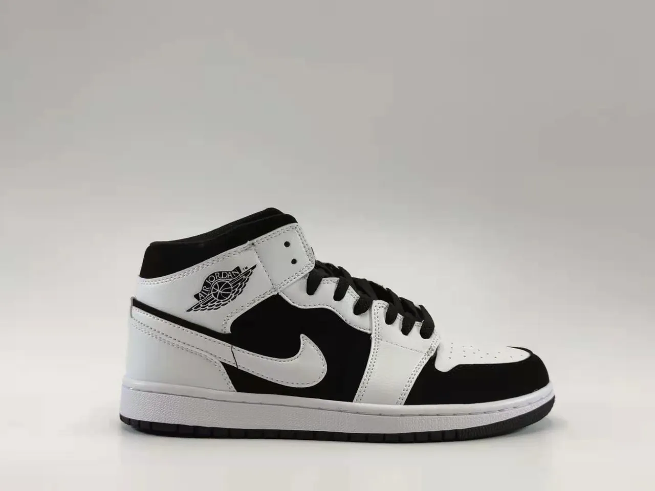 Air Jordan 1 Mid Tênis de Basquete Preto e Branco 2