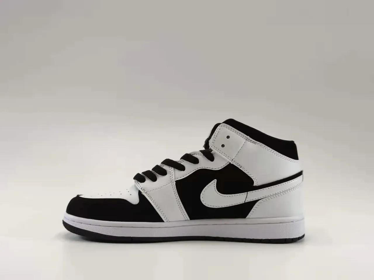 Air Jordan 1 Mid Tênis de Basquete Preto e Branco 3