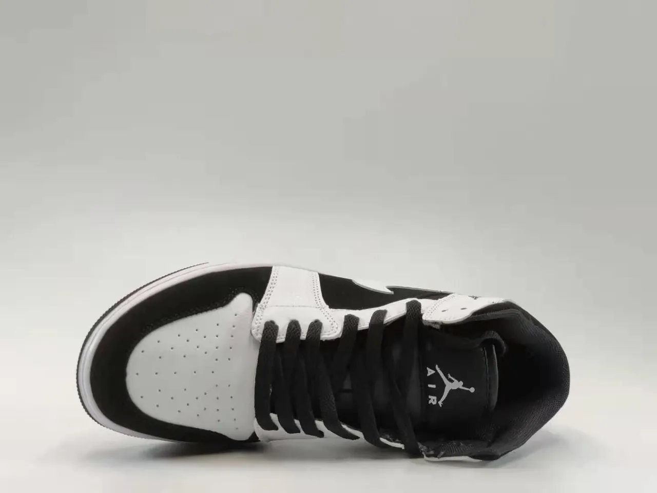 Air Jordan 1 Mid Tênis de Basquete Preto e Branco 4