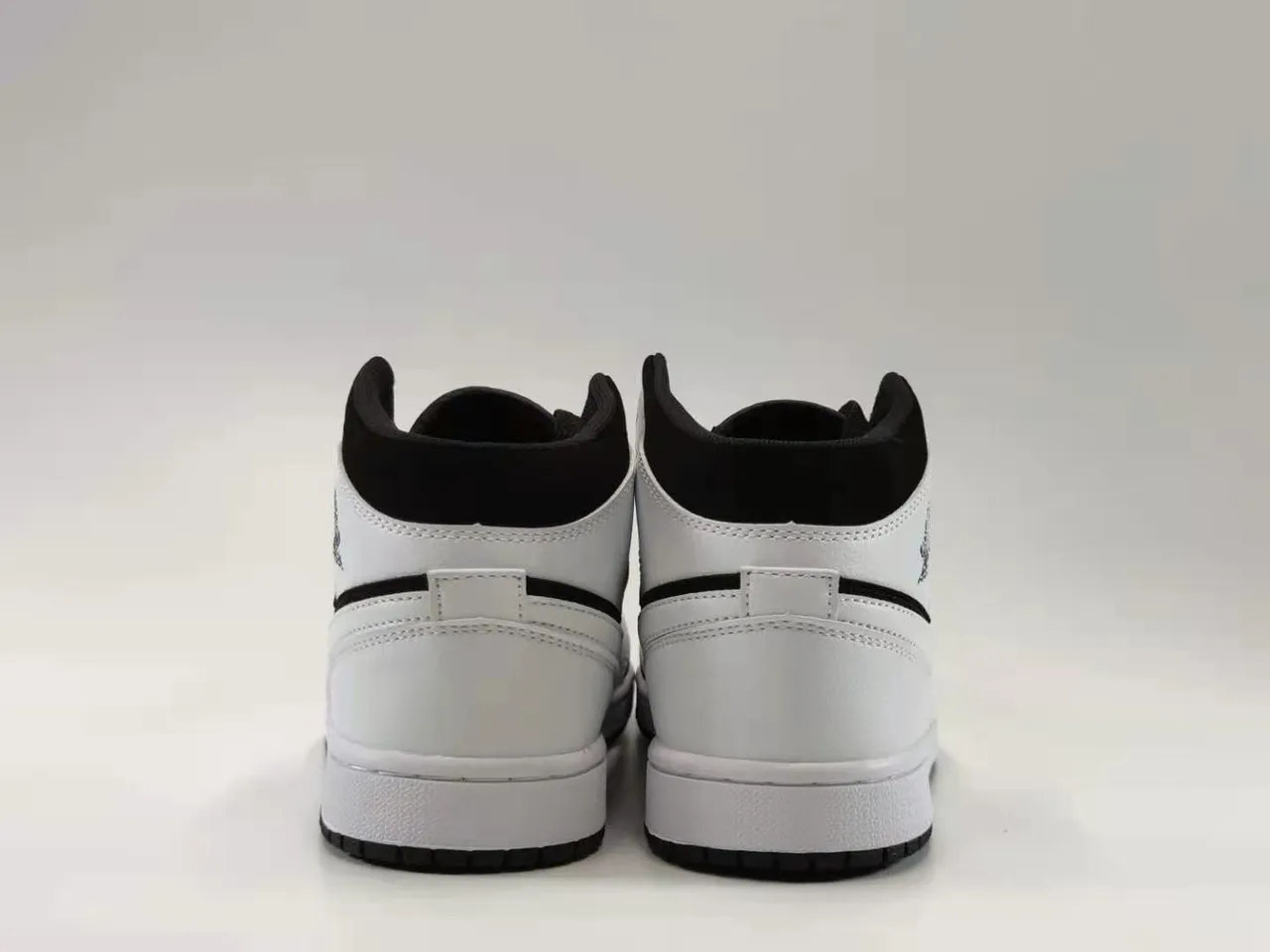Air Jordan 1 Mid Tênis de Basquete Preto e Branco 5
