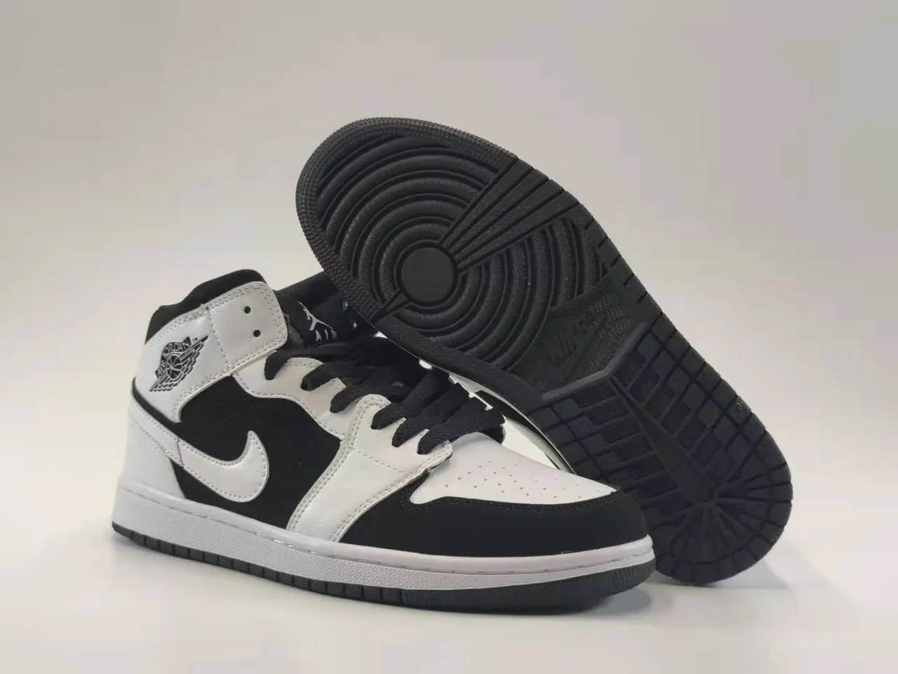 Air Jordan 1 Mid Tênis de Basquete Preto e Branco 6