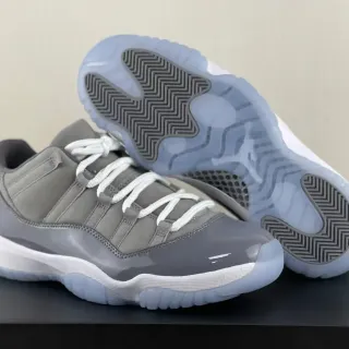 Tênis de basquete Air Jordan 11 em couro envernizado cinza