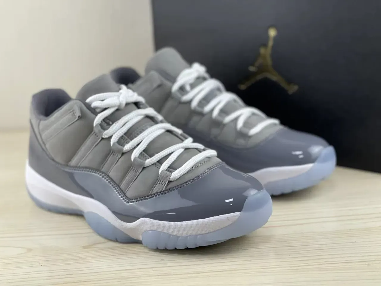 Zapatillas de baloncesto Air Jordan 11 de charol gris 3