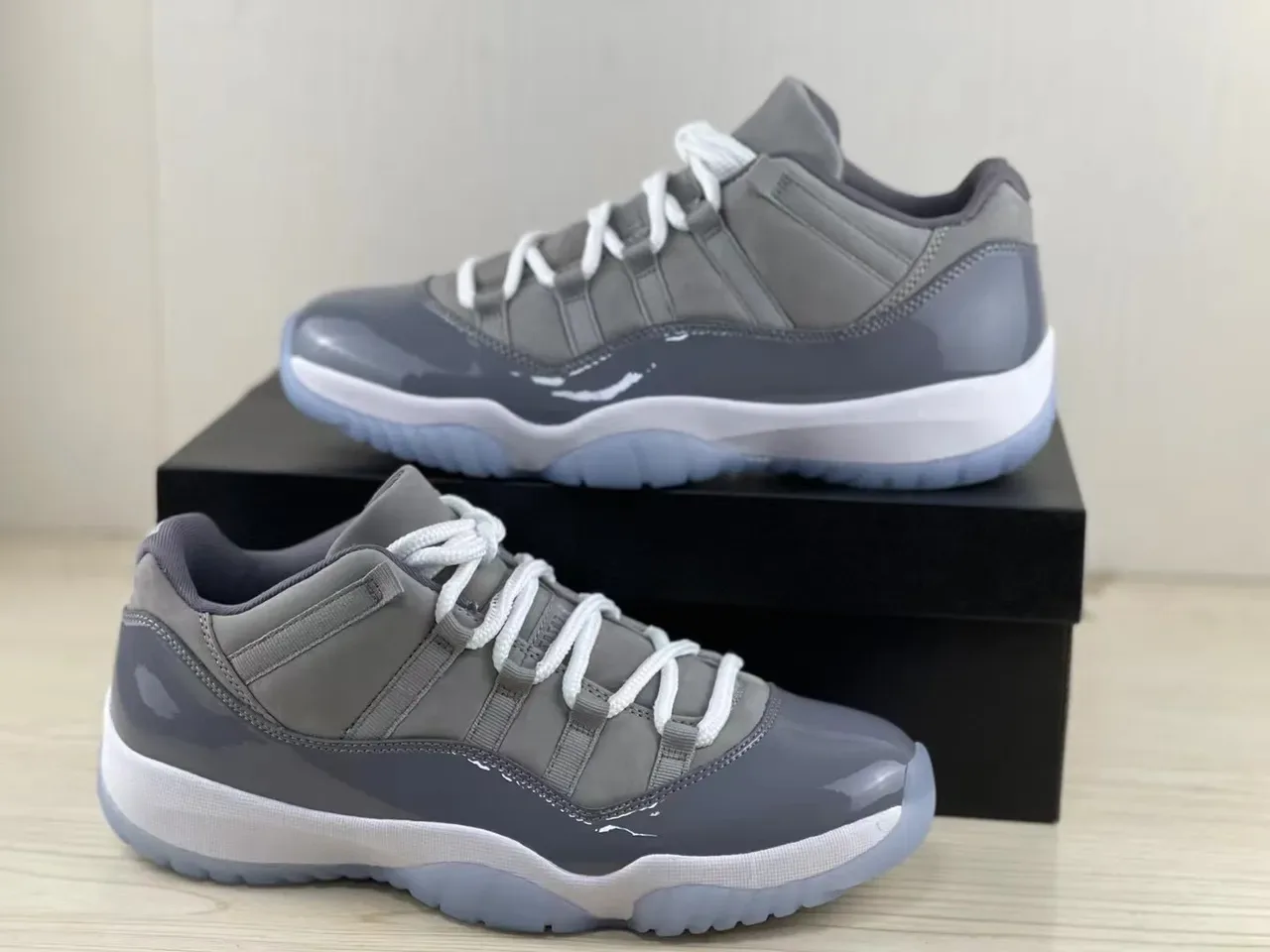 Zapatillas de baloncesto Air Jordan 11 de charol gris 4
