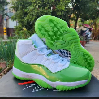 Tênis de basquete Air Jordan 11 em couro envernizado verde-limão