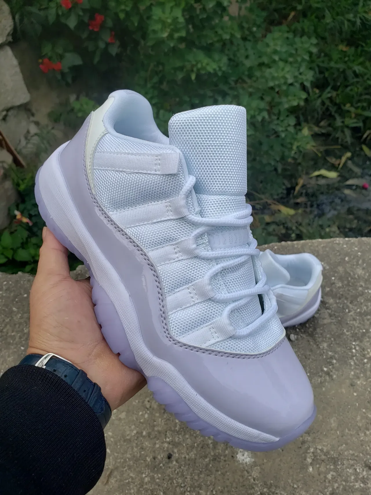 Air Jordan 11 Low أحذية كرة السلة جلد باترنت أبيض لافندر 2