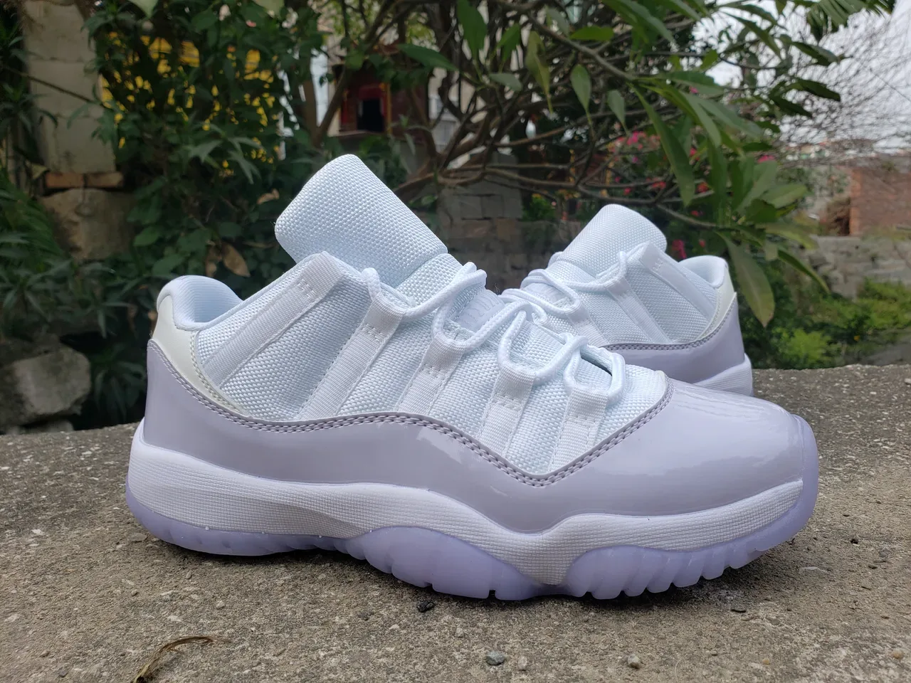 Air Jordan 11 Low أحذية كرة السلة جلد باترنت أبيض لافندر 3