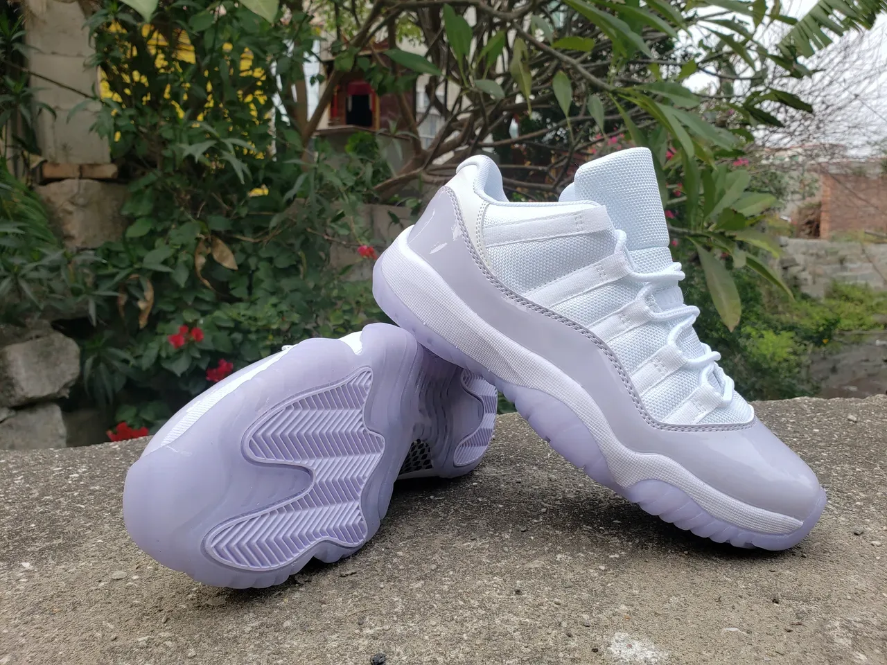 Air Jordan 11 Low أحذية كرة السلة جلد باترنت أبيض لافندر 4