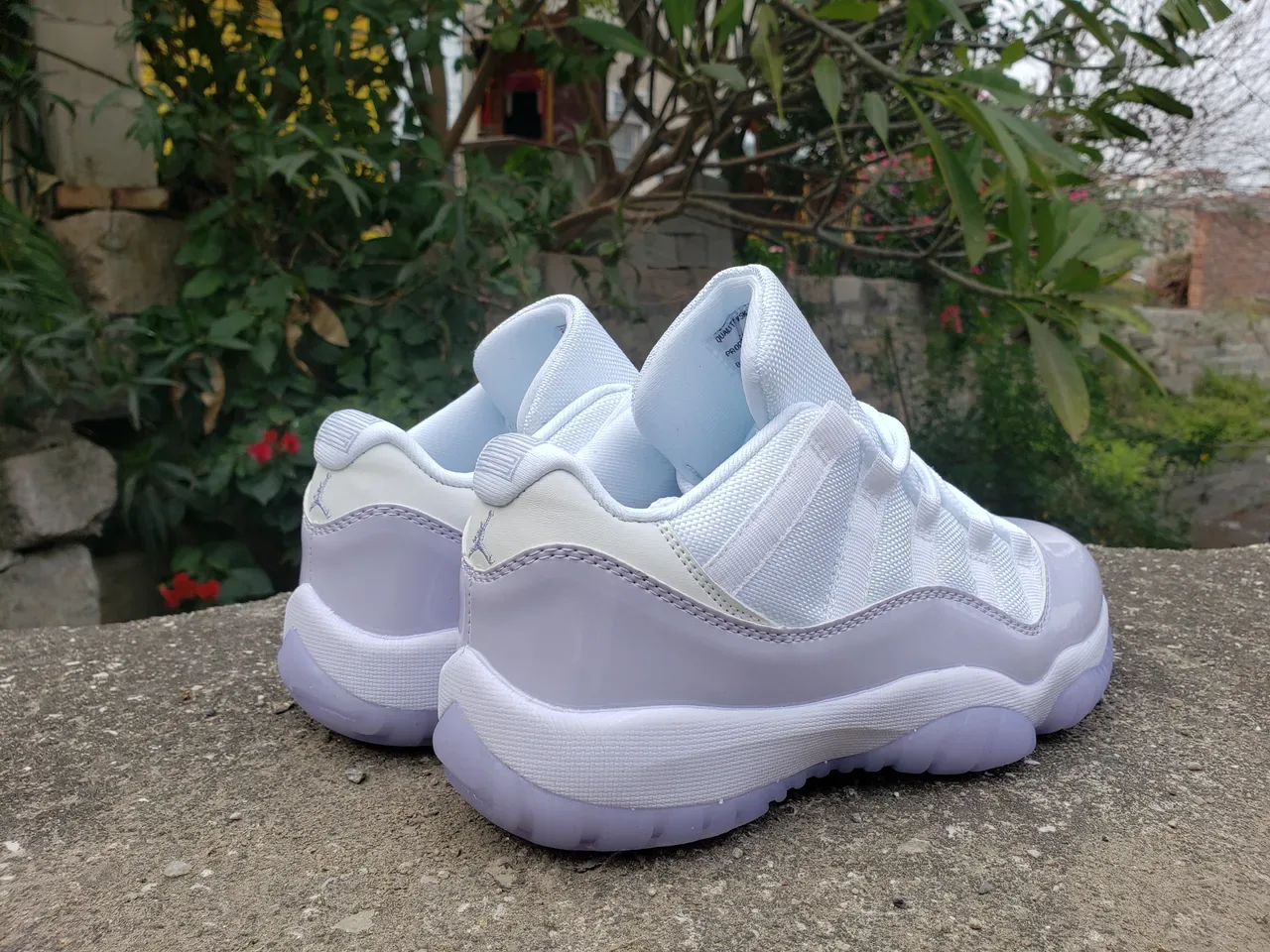 Air Jordan 11 Low أحذية كرة السلة جلد باترنت أبيض لافندر 5
