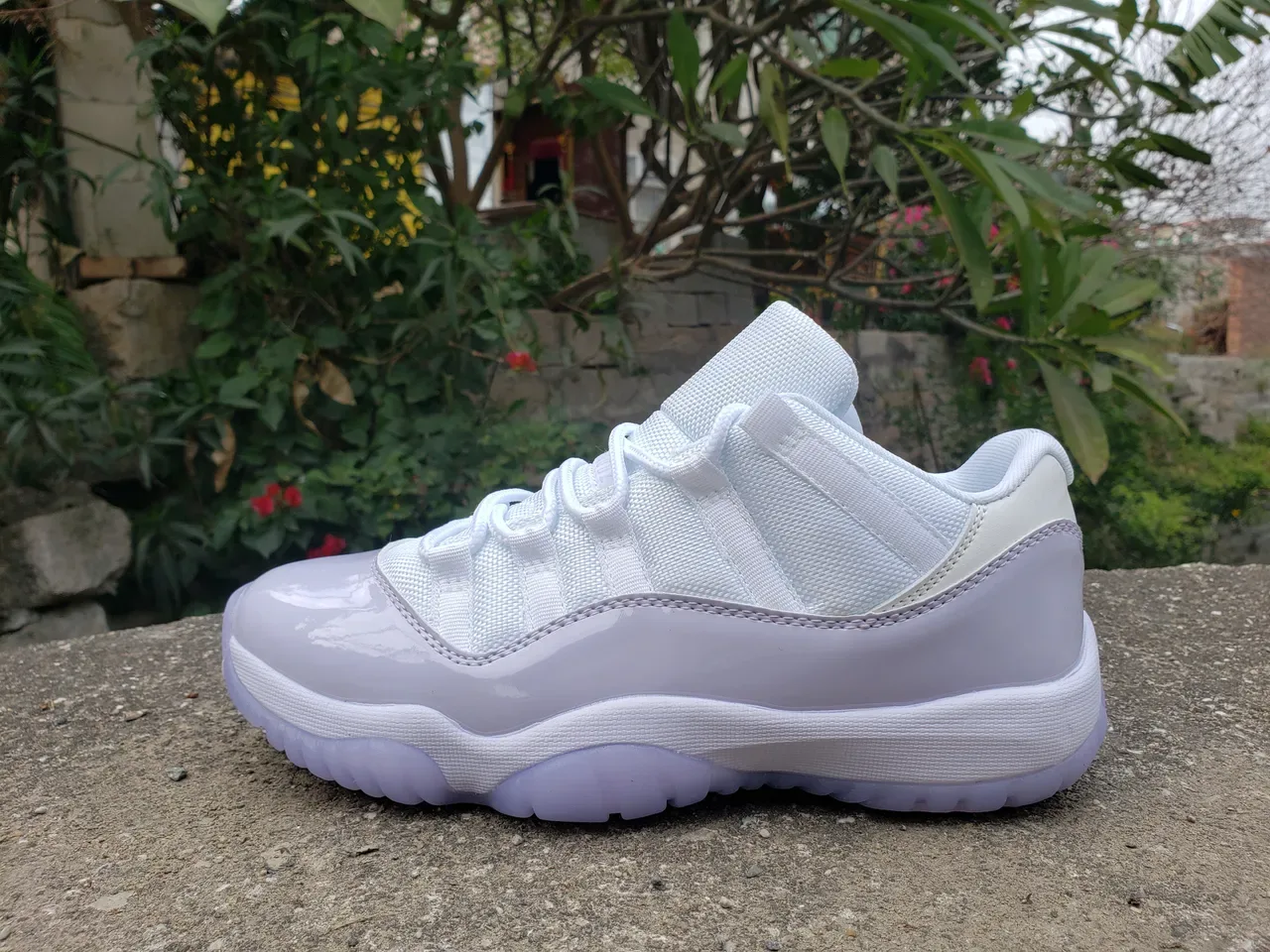 Air Jordan 11 Low أحذية كرة السلة جلد باترنت أبيض لافندر 6