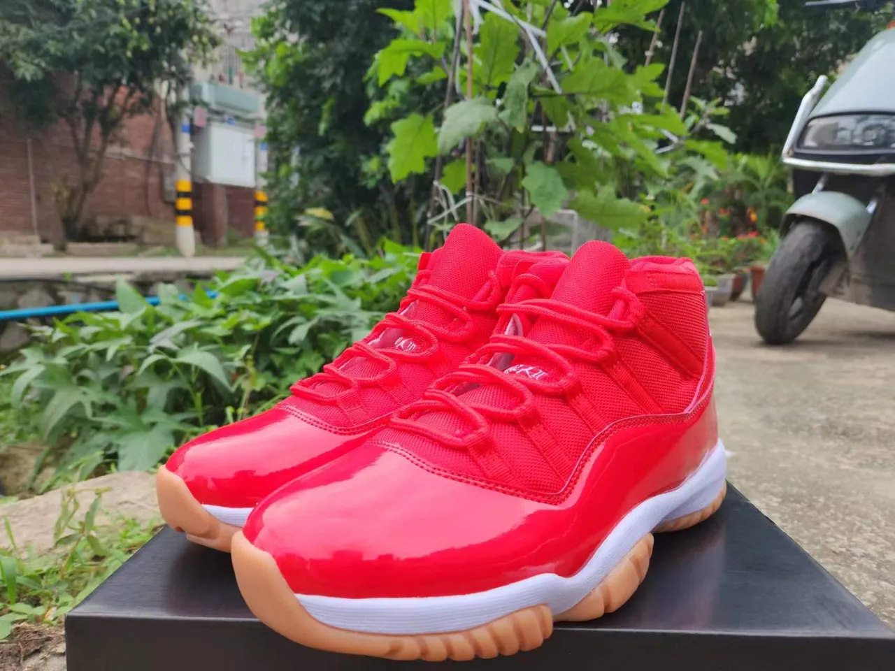 Tênis de basquete Air Jordan 11 de couro envernizado vermelho 2