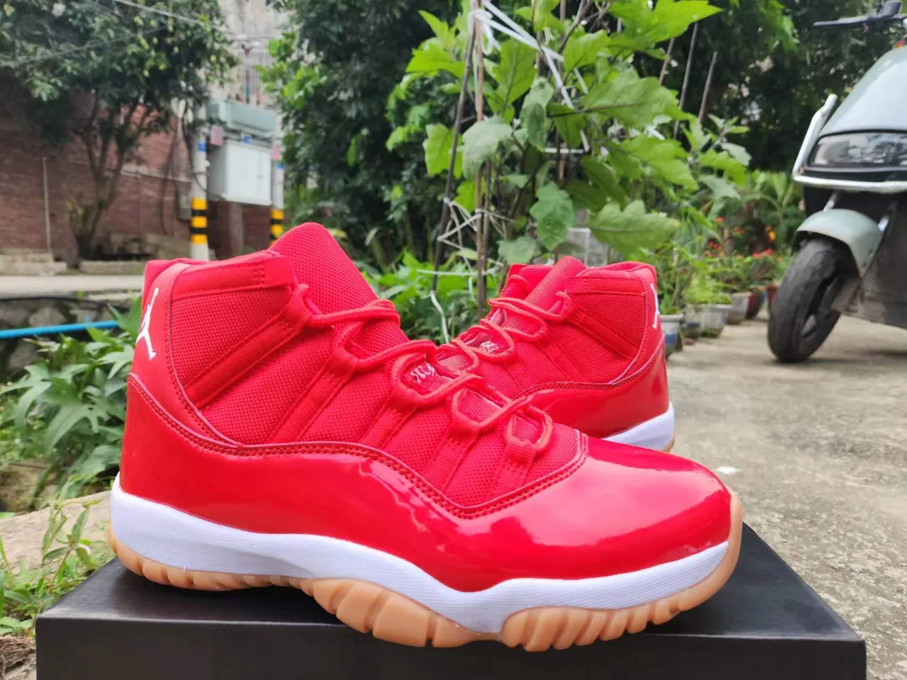 Tênis de basquete Air Jordan 11 de couro envernizado vermelho 3