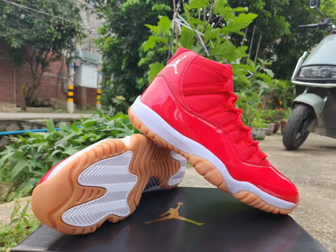 Tênis de basquete Air Jordan 11 de couro envernizado vermelho 4