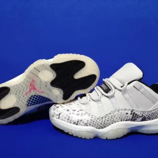 Tênis de basquete Air Jordan 11 Snakeskin branco e preto