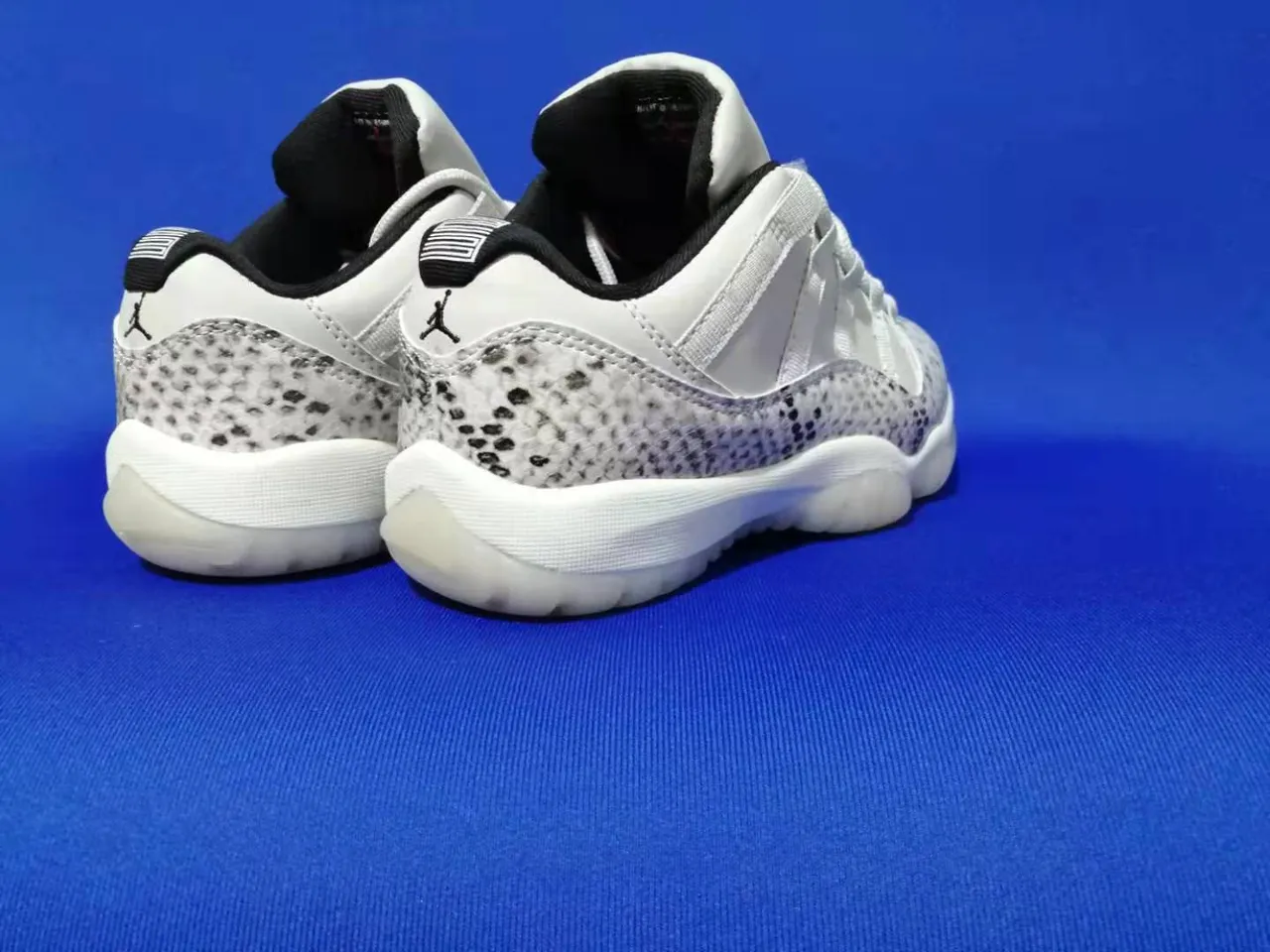 Tênis de basquete Air Jordan 11 Snakeskin branco e preto 2
