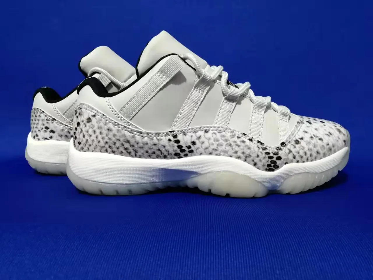 Tênis de basquete Air Jordan 11 Snakeskin branco e preto 3