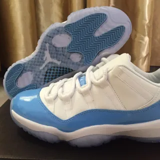 Tênis de basquete Air Jordan 11 em couro envernizado branco e azul-claro