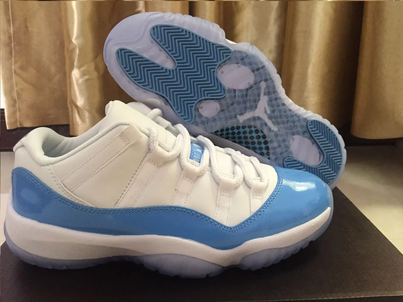 Tênis de basquete Air Jordan 11 em couro envernizado branco e azul-claro 2