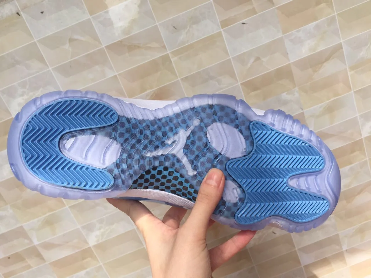 Tênis de basquete Air Jordan 11 em couro envernizado branco e azul-claro 9