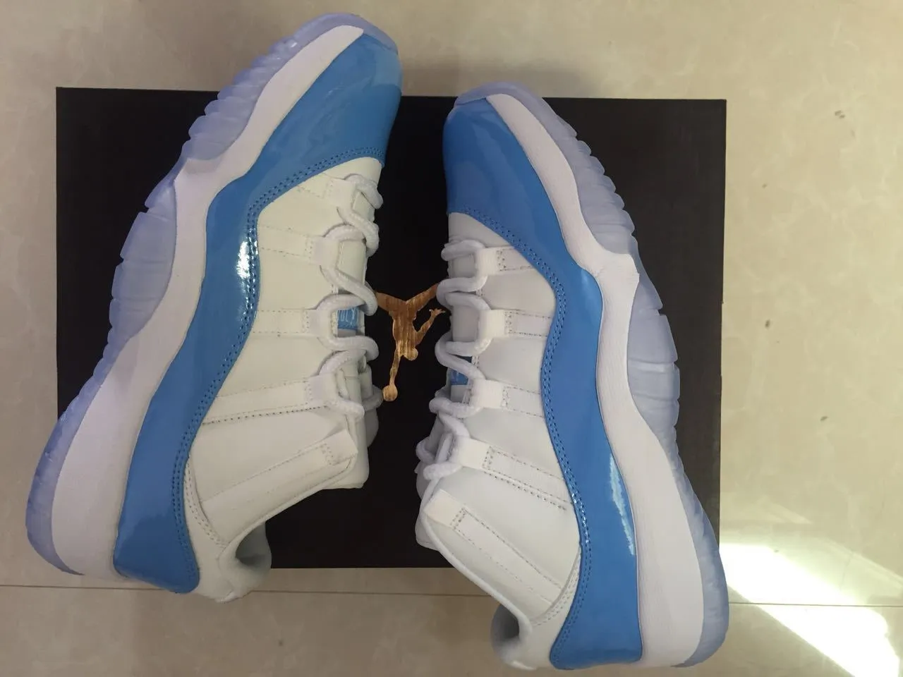 Tênis de basquete Air Jordan 11 em couro envernizado branco e azul-claro 3