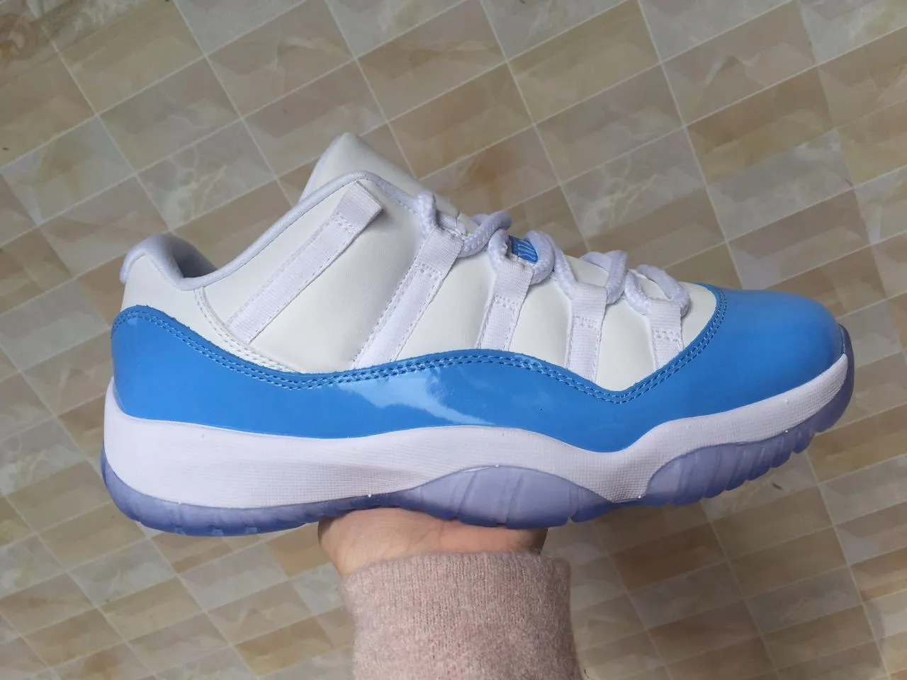 Tênis de basquete Air Jordan 11 em couro envernizado branco e azul-claro 4