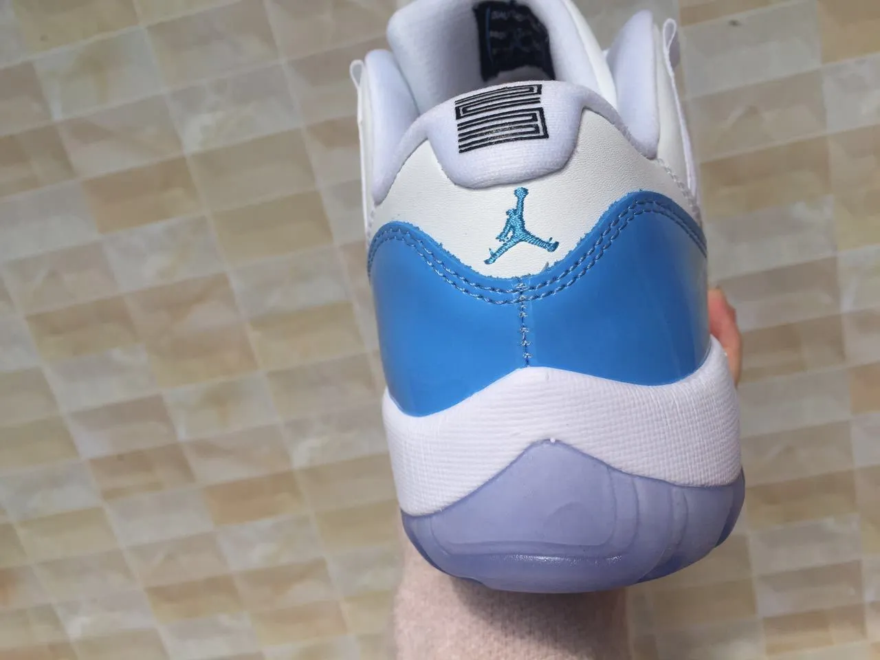 Tênis de basquete Air Jordan 11 em couro envernizado branco e azul-claro 5