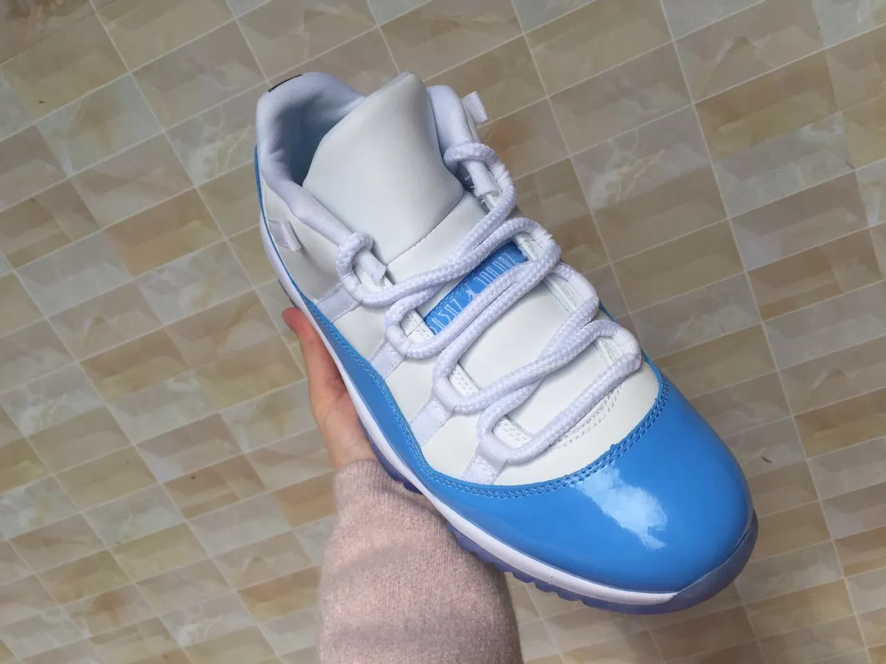 Tênis de basquete Air Jordan 11 em couro envernizado branco e azul-claro 6