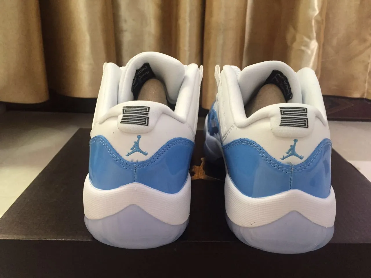 Tênis de basquete Air Jordan 11 em couro envernizado branco e azul-claro 7