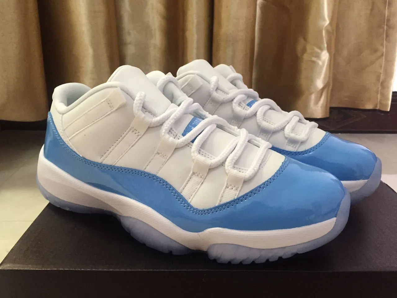 Tênis de basquete Air Jordan 11 em couro envernizado branco e azul-claro 8