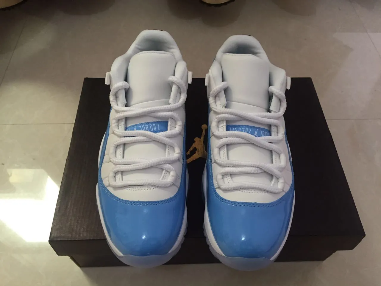 Tênis de basquete Air Jordan 11 em couro envernizado branco e azul-claro 10