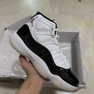 Tênis de basquete de cano alto Air Jordan 11 branco e preto com para-lama em couro envernizado