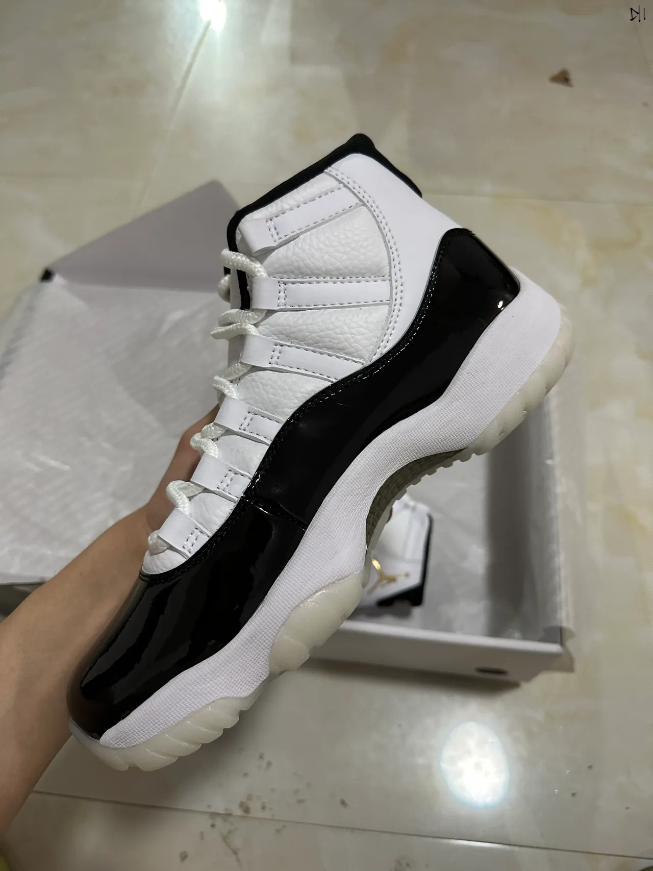 Air Jordan 11 সাদা কালো হাই-টপ পেটেন্ট লেদার মাডগার্ড বাস্কেটবল জুতো 5
