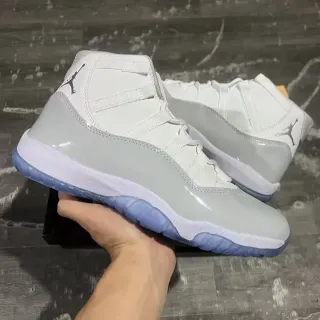 Air Jordan 11 白色浅灰漆皮冰蓝篮球鞋