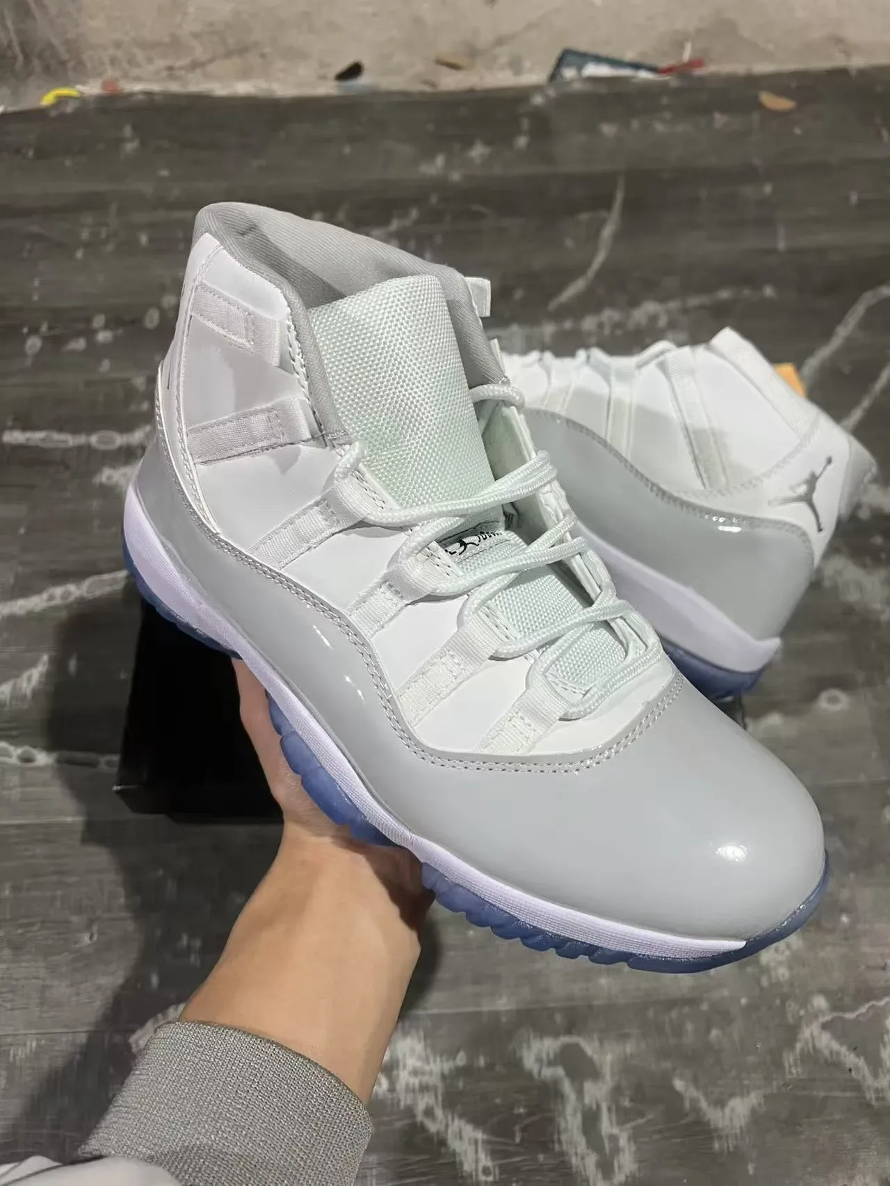 Air Jordan 11 أبيض رمادي فاتح جلد لامع أزرق جليدي أحذية كرة السلة 2