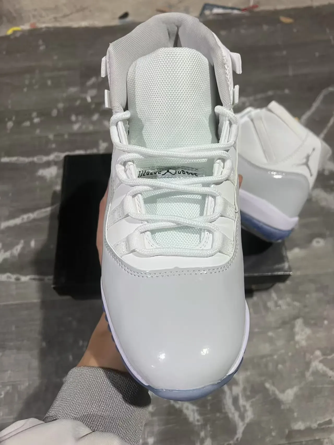 Air Jordan 11 أبيض رمادي فاتح جلد لامع أزرق جليدي أحذية كرة السلة 3