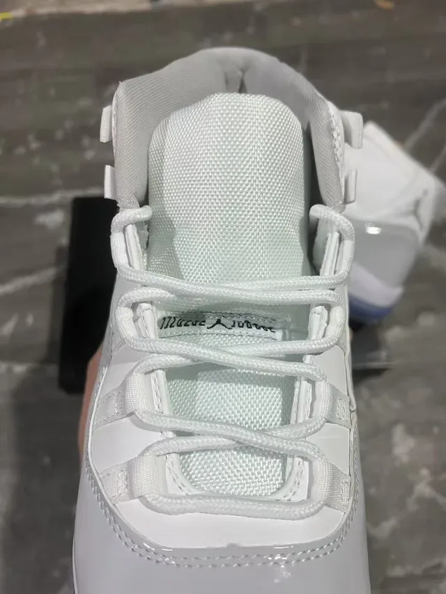 Air Jordan 11 أبيض رمادي فاتح جلد لامع أزرق جليدي أحذية كرة السلة 4
