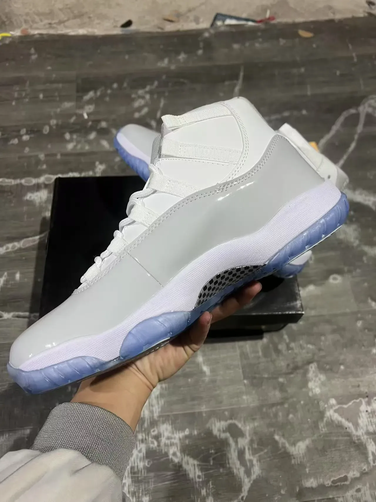 Air Jordan 11 أبيض رمادي فاتح جلد لامع أزرق جليدي أحذية كرة السلة 5