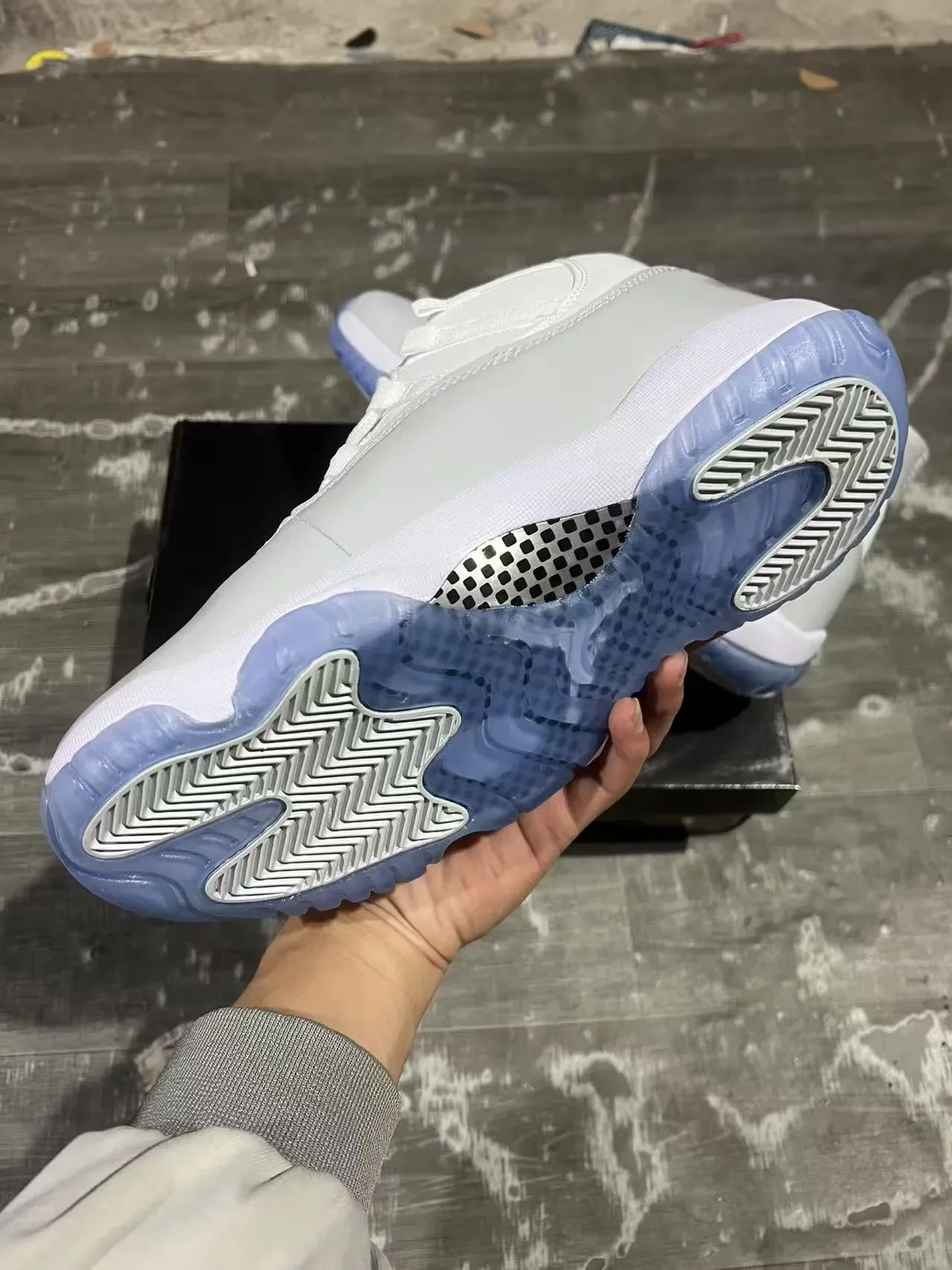 Air Jordan 11 أبيض رمادي فاتح جلد لامع أزرق جليدي أحذية كرة السلة 6