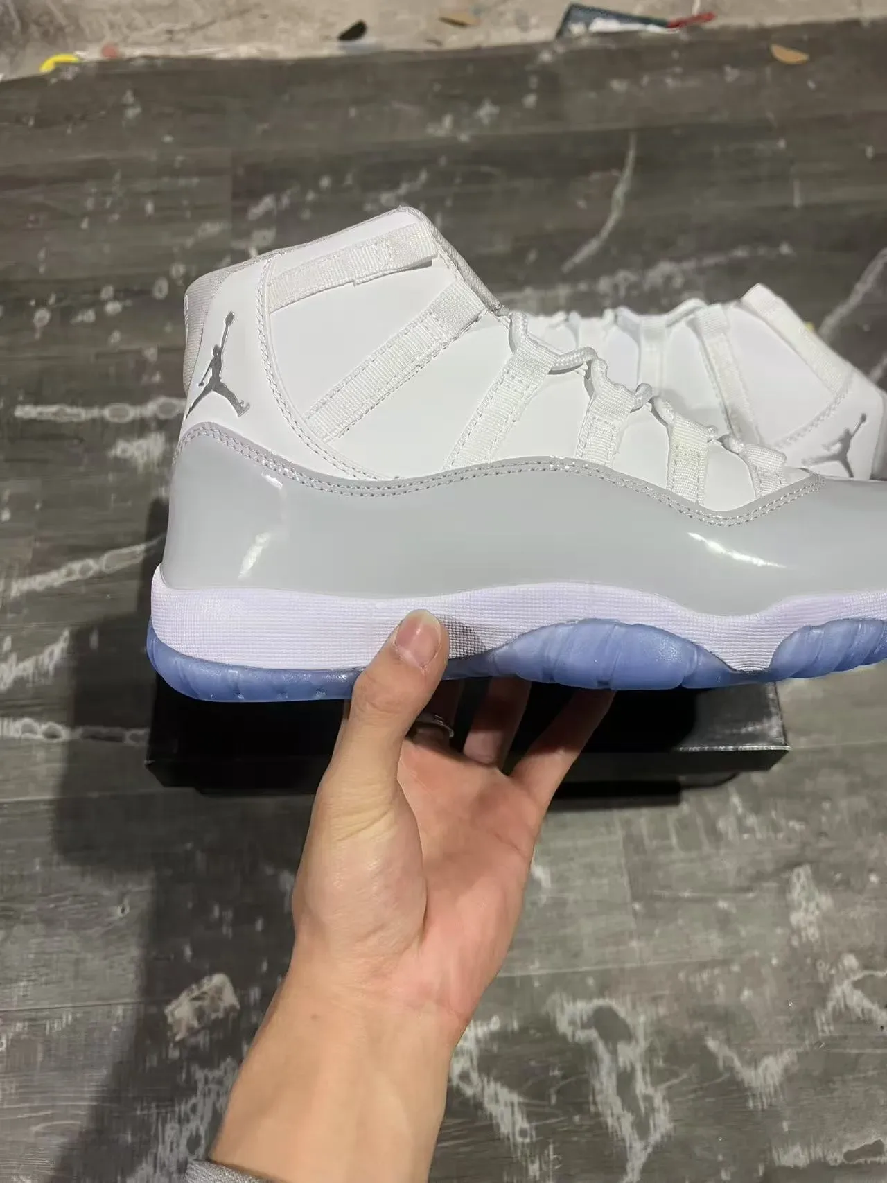Air Jordan 11 أبيض رمادي فاتح جلد لامع أزرق جليدي أحذية كرة السلة 7